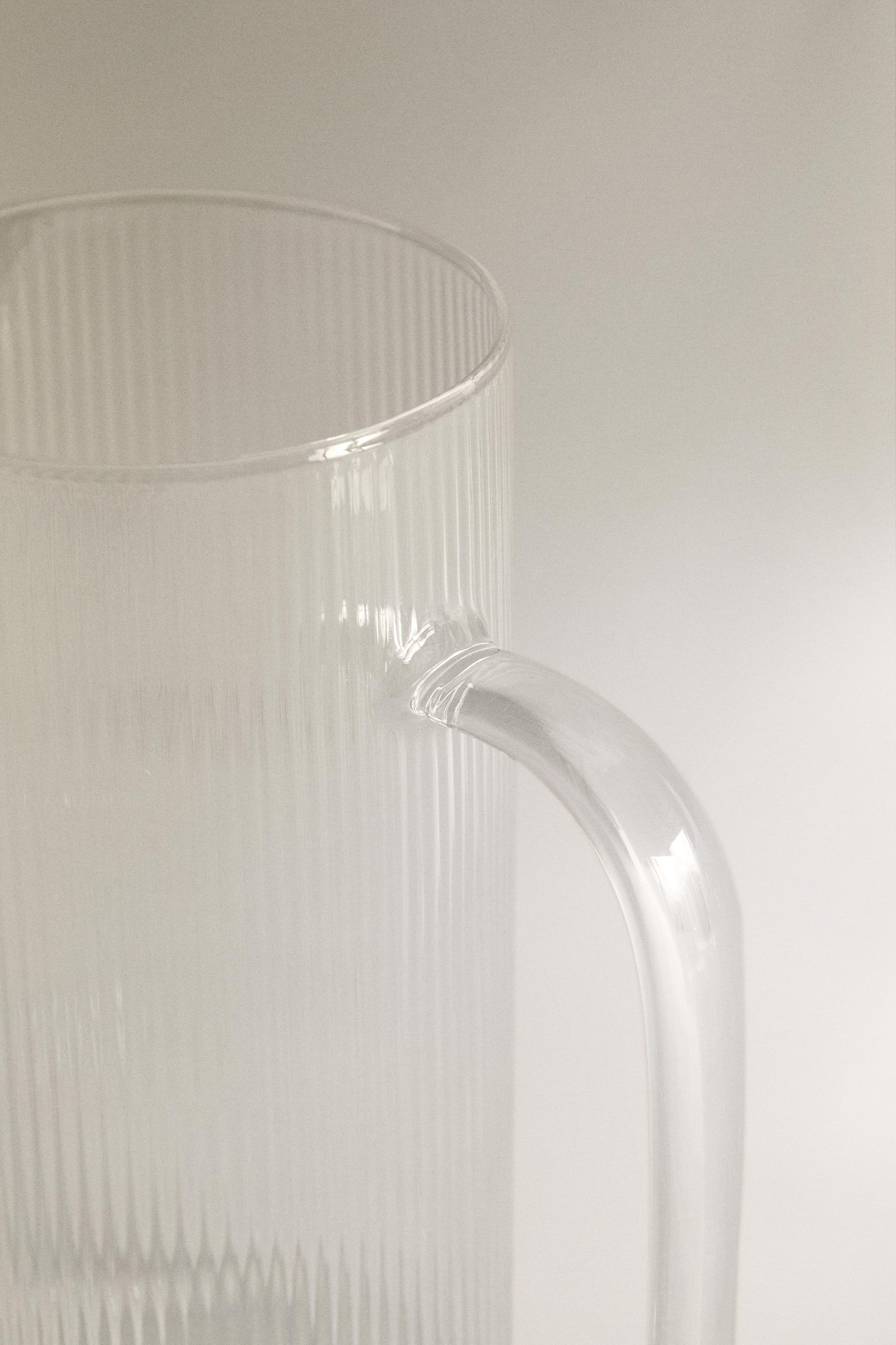 BOROSILICATE GLASS PITCHER WITH LINE DESIGN